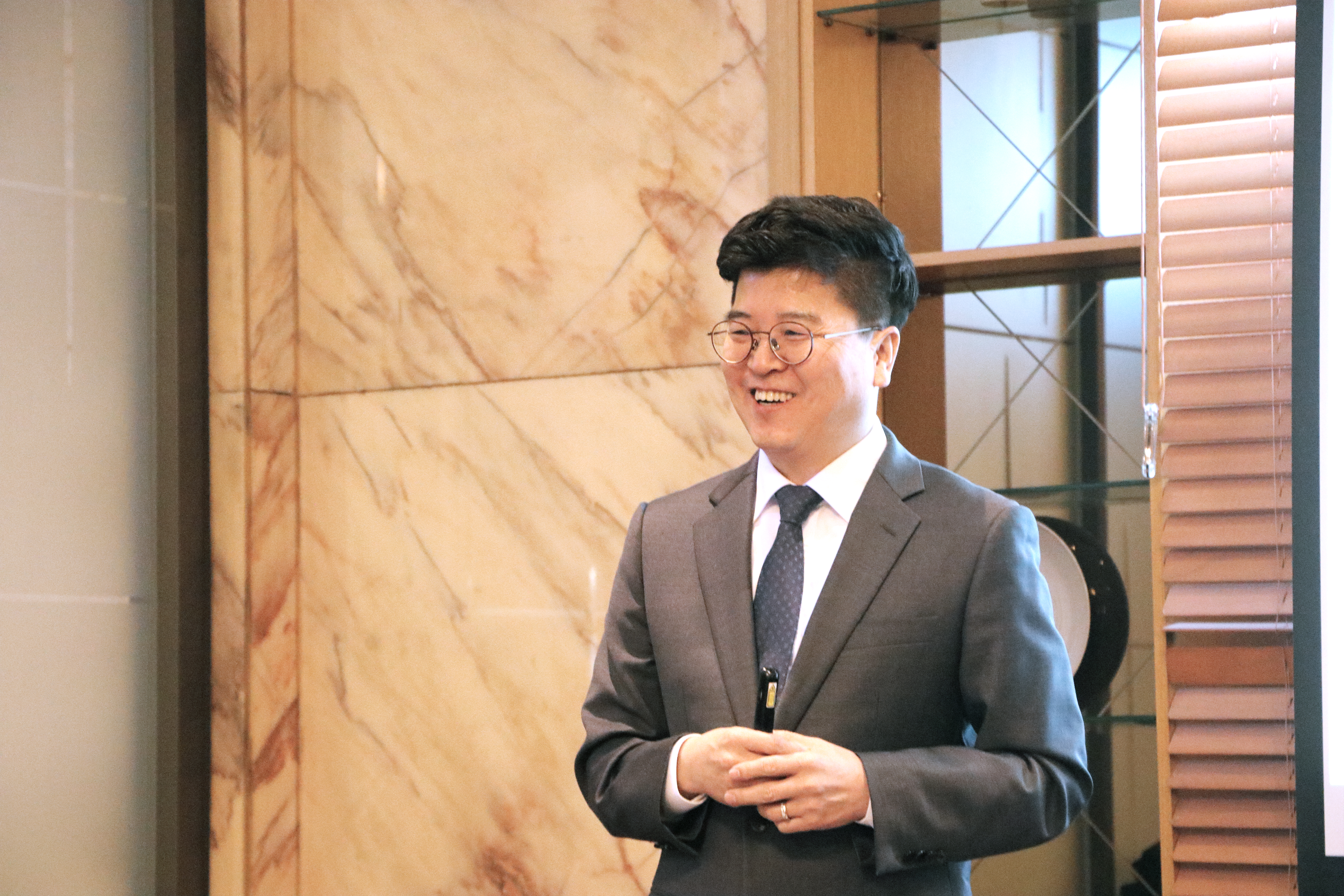 고반홀딩스_고반식당, 김치옥, 몽롱주점, 노마진푸줏간, 고반식품점 - 이만재 고수